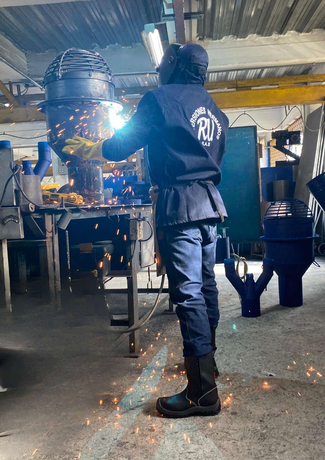 Taller RU · Soldando línea azul en Istmina